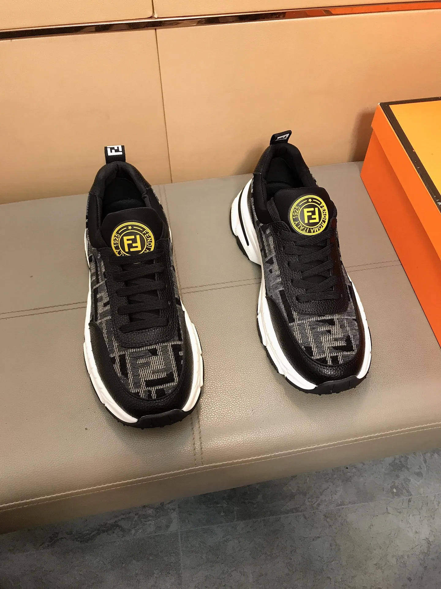 Factory price 442 💥💥🔺🔺FENDI [Fendi] Men’s new casual shoes are a hit! , that kind of calm connotation️elegant taste is indescribable to start the journey of fashionable shoes💍💍to cope with various occasions calmly! The momentum of the big names speaks for itself! Comfortable and comfortable on the feet! Materials: Imported printed materials, stitched with cowhide design, sheepskin feet, a fashion must-have! Code number: 38-44